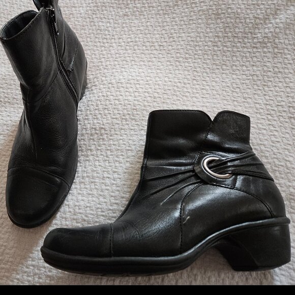 Clark's Black Leather Booties 8M w/1 1/2"heel - Picture 1 of 7